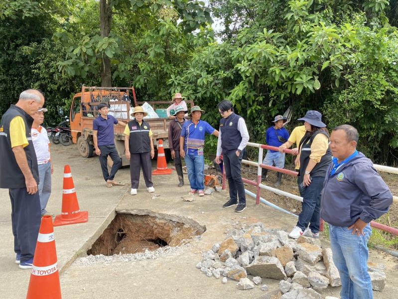ลงพื้นที่สำรวจ  สะพานทรุด เพื่อดำเนินการเเก้ไข ณ หมู่ที่ 6 บ้านดงเจริญชัย