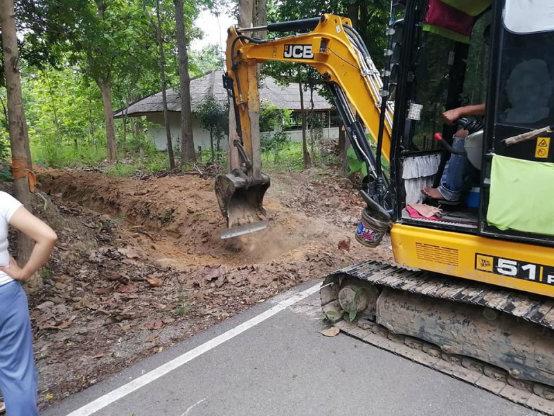 ตรวจสอบควบคุมการขุดลอกลำเหมืองระบายน้ำ-การเกษตร หมู่ 11