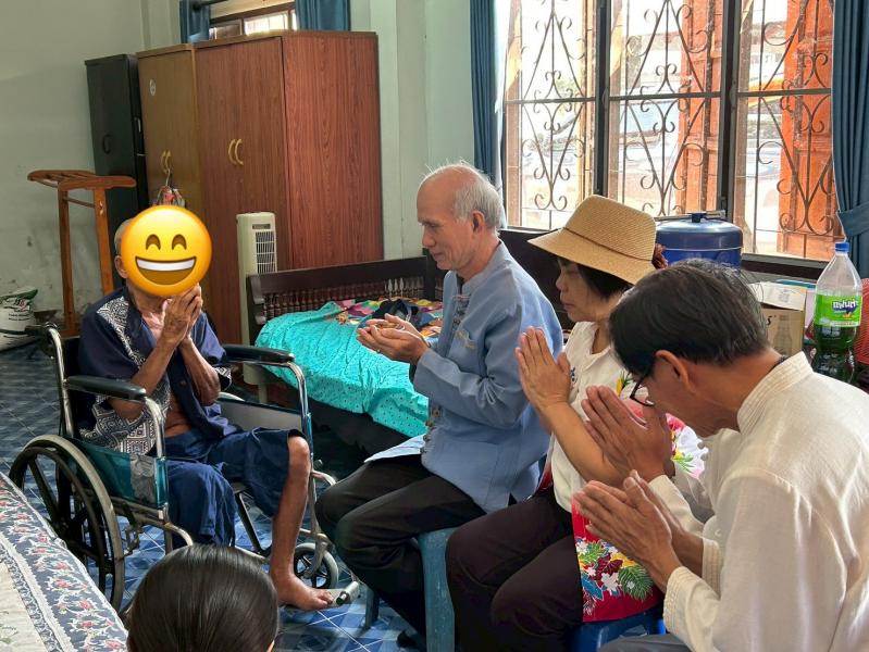 ลงพื้นที่รดน้ำดำหัวผู้สูงอุายที่ป่วยติดเตียงตำบลหนองแหย่ง เนื่องในเทศกาลสงกรานต์ ปี 2569