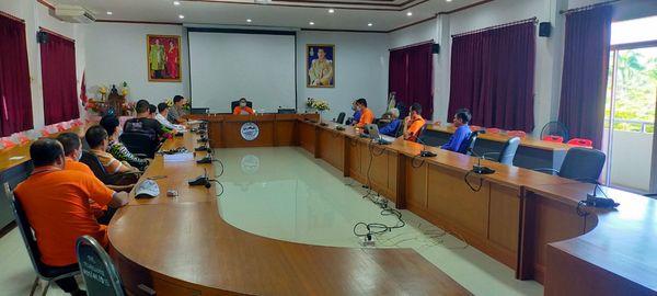 ประชุมพนักงานเพื่อชี้แจงแนวทางการปฏิบัติงานเกี่ยวกับดูแลรักษารถยนต์ของเทศบาลตำบลหนองแหย่ง สำหรับปฏิบัติในปีงบประมาณ พ.ศ.2566