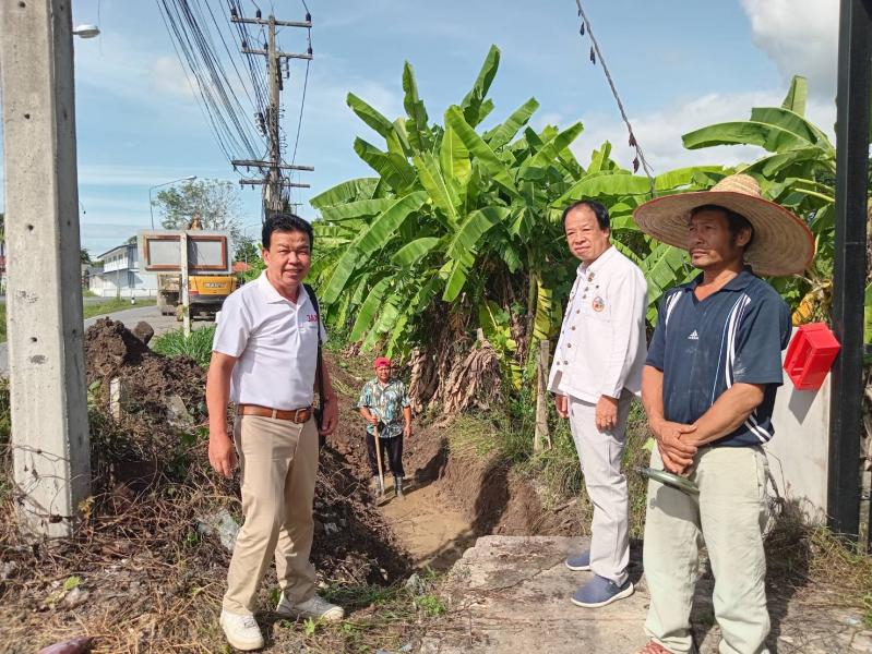 เทศบาลตำบลหนองแหย่ง​​​​​​​ลงพื้นที่ตรวจโครงการก่อสร้างรางระบายน้ำคอนกรีตเสริมเหล็ก หมู่ที่ 2 บ้านร้องเม็ง