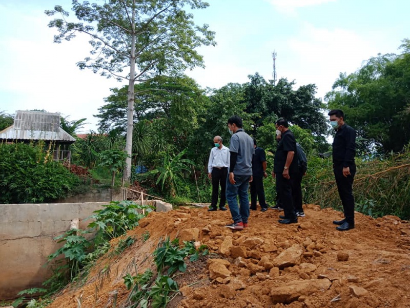 ลงพื้นที่ติดตามดูพนังกั้นน้ำที่บ้านทุ่งข้าวตอก หมู่ที่ 4