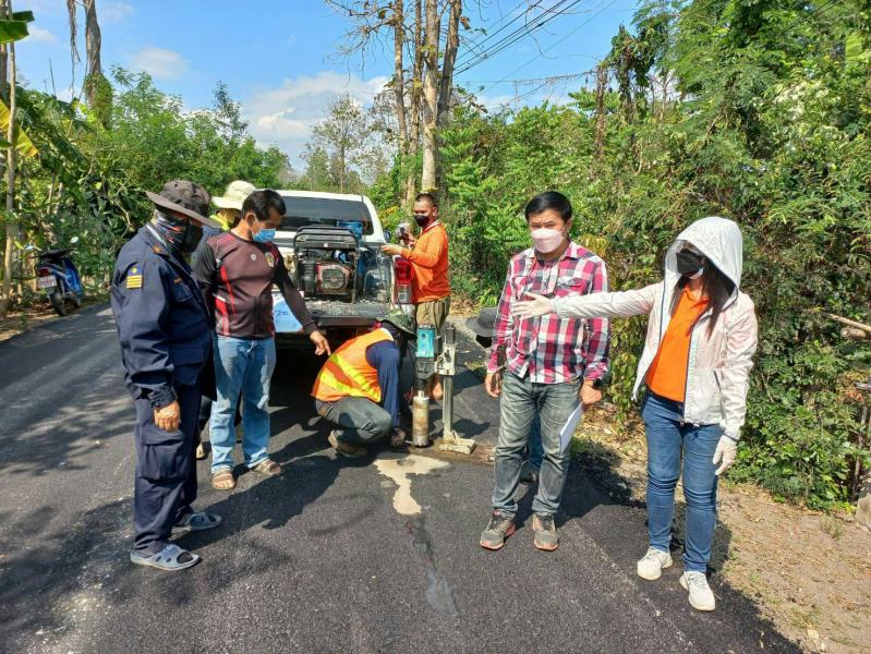 ลงพื้นที่ตรวจสอบถนน เส้นที่ 1 โครงการปรับปรุงซ่อมแซมถนนแอสฟัลท์ติกคอนกรีต บนถนนสาย บ้านหนองบัว หมู่ที่ 5 เชื่อมต่อ บ้านพระบาทตีนนก หมู่ที่ 10