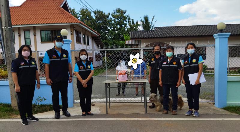 เทศบาลตำบลหนองแหย่ง ลงพื้นที่ดำเนินการมอบถุงยังชีพให้กับผู้ที่เป็นผู้สัมผัสเสี่ยงสูงตามคำสั่งให้กักตัว