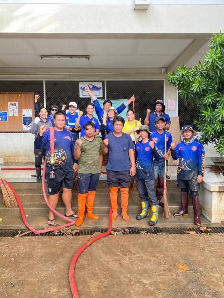 เทศบาลตำบลหนองแหย่งเข้าพื้นที่สนับสนุน หลังเหตุอุทกภัยในพื้นที่ โรงเรียนปรินส์รอยแยลส์