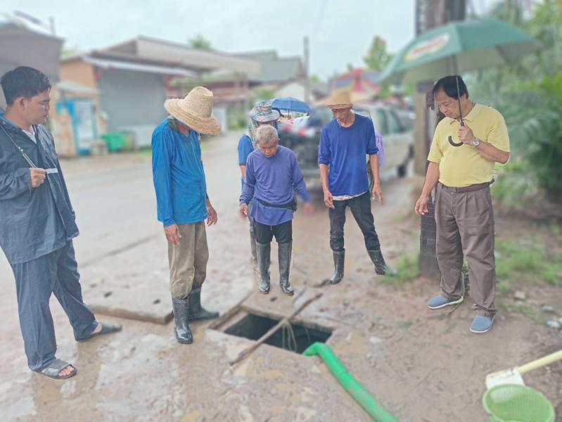 เทศบาลตำบลหนองแหย่งลงพื้นที่ตรวจและซ่อมท่อระบายน้ำ หน้าตลาดทุ่งข้าวตอก