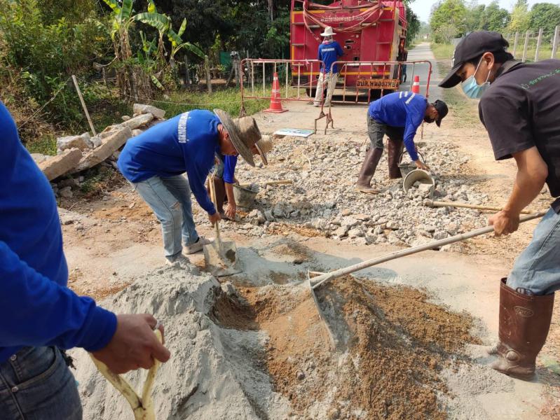  ดำเนินการ ซ่อมถนนเทคอนกรีต บริเวณที่โดนรากไม้ทำลาย บนถนนซอย 06 และ ซอย 06/1 บ้านแม่ฮักพัฒนา หมู่ที่ 9