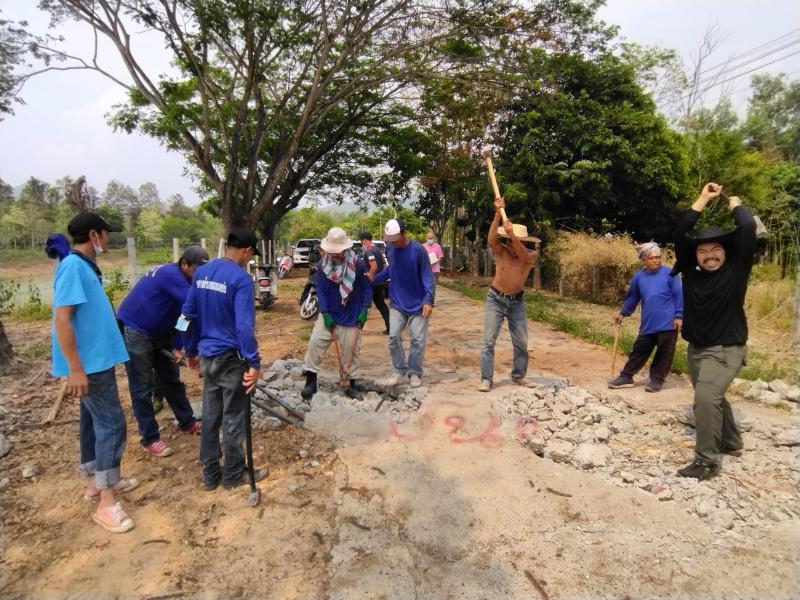 ลงพื้นที่ ดำเนินการ ซ่อมถนน บริเวณที่โดนรากไม้ทำลาย บนถนนซอย 06 และ ซอย 06/1 บ้านแม่ฮักพัฒนา หมู่ที่ 9