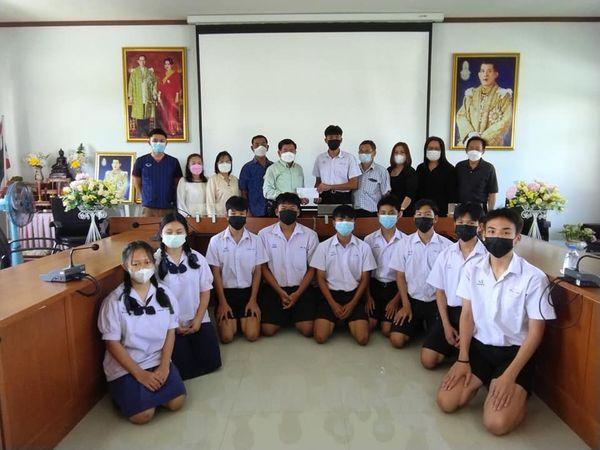ร่วมพบปะพูดคุย และร่วมมอบทุนสนับสนุนในการใช้ในกิจกรรมต่างๆ ของกลุ่มเยาวชน