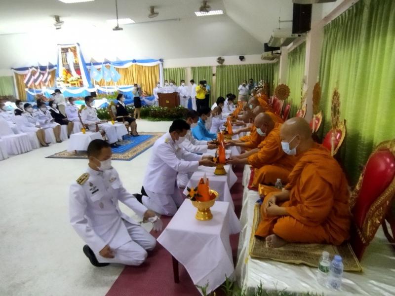 เข้าร่วมประกอบพิธีทำบุญตักบาตร ร่วมเป็นเจ้าภาพถวายจตุปัจจัย ไทยธรรม แด่พระสงฆ์ เพื่อถวายเป็นพระราชกุศล วันเฉลิมพระเกียรติสมเด็จพระนางเจ้าสิริกิติ์ พระบรมราชินีนาถ พระบรมราชชนนีพันปีหลวง