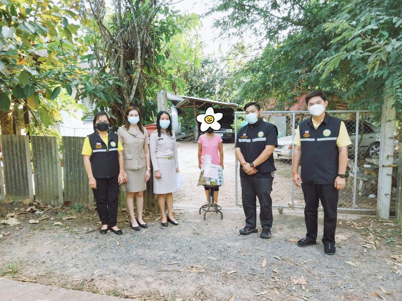 ลงพื้นที่ดำเนินการมอบถุงยังชีพให้กับครอบครัวที่เป็นผู้สัมผัสเสี่ยงสูงตามคำสั่งให้กักตัว ในพื้นที่ตำบลหนองแหย่ง ​​​​​​​