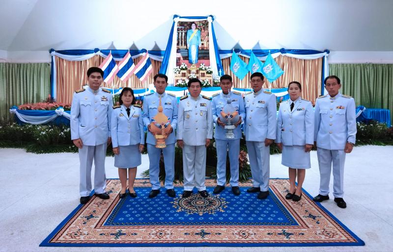 เข้าร่วมประกอบพิธีถวายเครื่องราชสักการะ และวางพานพุ่ม และพิธีจุดเทียนถวายพระพรชัยมงคล