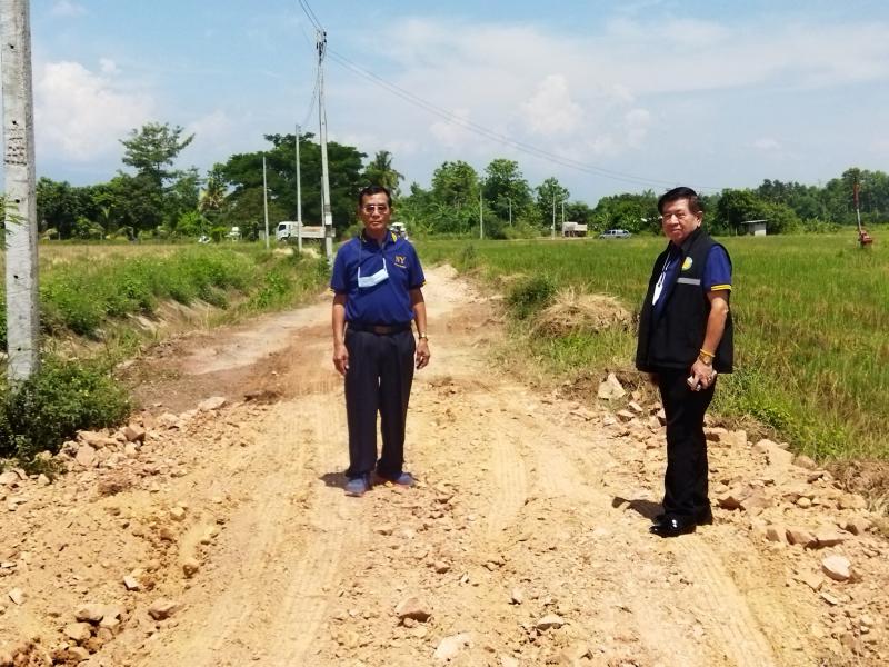 เทศบาลตำบลหนองแหย่ง ลงพื้นที่ ตรวจสอบการถมดิน เพื่อทำเป็นถนนสาธารณะ เส้นบ้านดงเจริญชัย หมู่ที่ 6