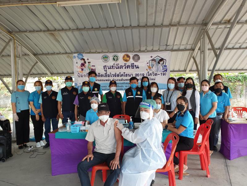 ลงพื้นที่ ตรวจเยี่ยม และให้กำลังใจ ในการปฎิบัติงานของเจ้าหน้าที่ หน่วยฉีดวัคซีนเพื่อป้องกันโควิด-19 กลุ่มอายุ 18 ปีขึ้นไป เป็นวันที่ 2