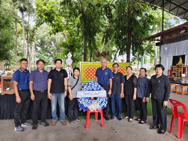 เดินทางไปร่วมวางพวงหรีดเพื่อเคารพศพ
