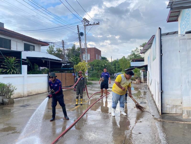 เทศบาลตำบลหนองแหย่งเข้าพื้นที่สนับสนุนหลังเหตุอุทกภัย ในพื้นที่ ถนน เจริญประเทศ ซอย 2 (หลังจวนผู้ว่าฯ) และ ชุมชนศรีมงคล