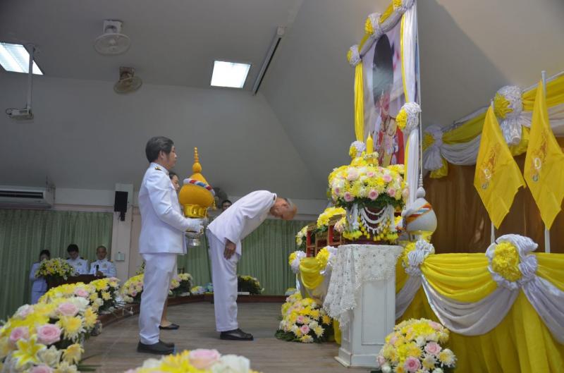 เข้าร่วมพิธีถวายเครื่องสักการะและวางพานพุ่ม และพิธีถวายถวายพระพรชัยมงคล