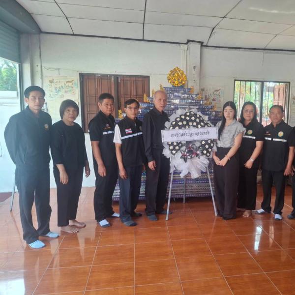  เดินทางไปร่วมวางพวงหรีด เพื่อเคราพศพและไว้อาลัย