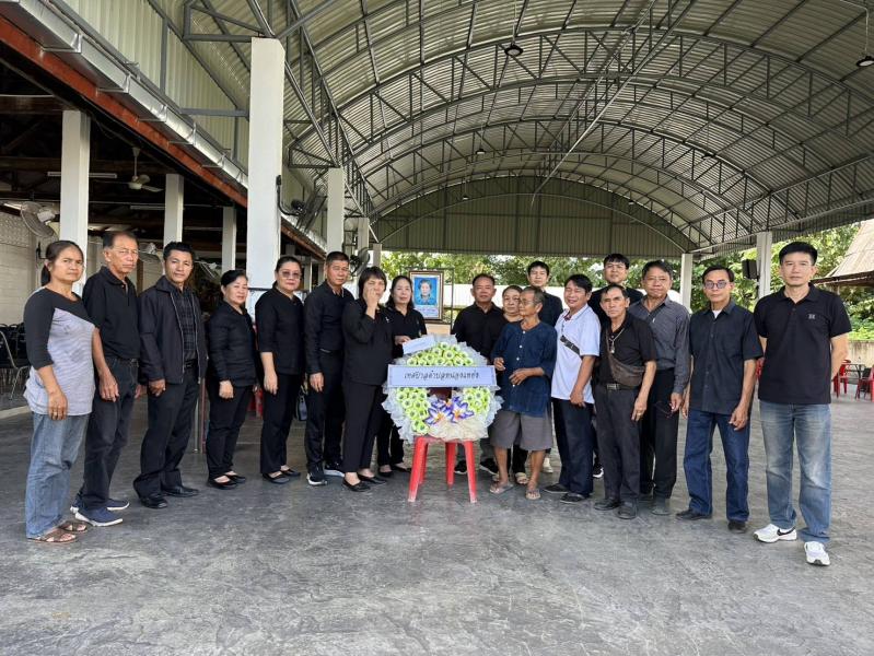  เดินทางไปร่วมวางพวงหรีด เพื่อเคราพศพและไว้อาลัย