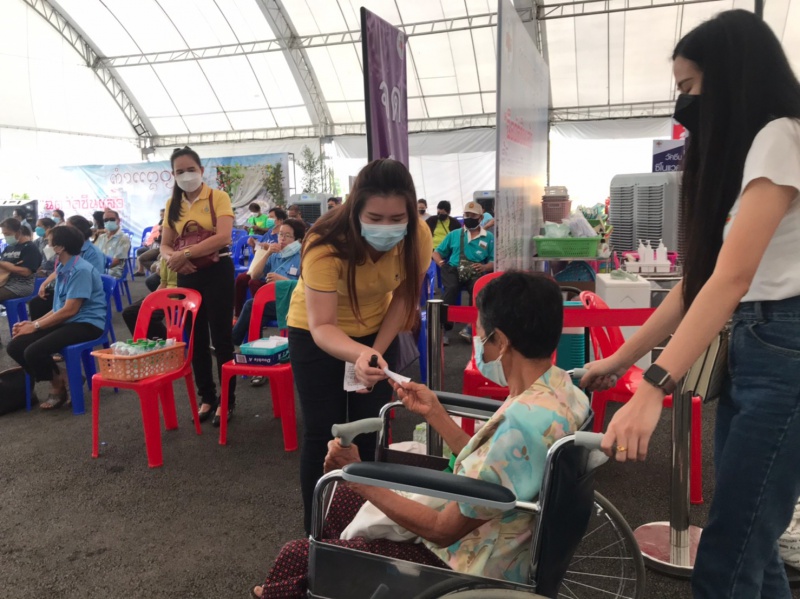 ปฏิบัติหน้าที่สนับสนุนช่วยเหลือประจำจุดบริการวัคซีน COVID-19 โรงพยาบาลสันทราย