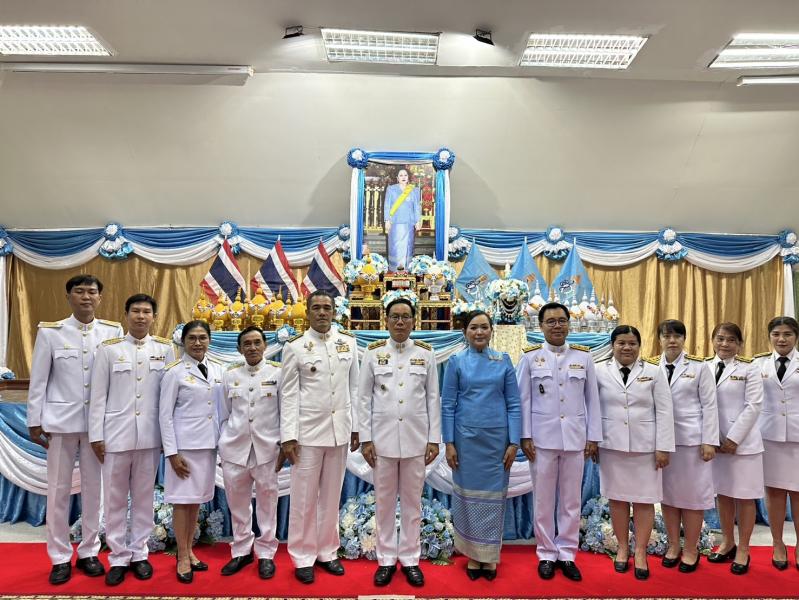 สักการะ  เเละ วางพานพุ่มเเละพิธีจุดเทียมถวายพระพรชัยมงคล ณ หอประชุมอำเภอสันทราย