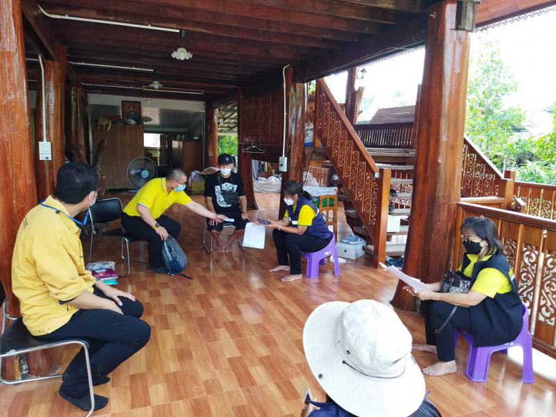กำนันตำบลหนองแหย่ง เกษตรตำบล และ เจ้าหน้าที่ ร่วมพูดคุย คณะทำงานโครงการประกันรายได้เกษตรกรชาวสวนยาง ระยะที่ 3