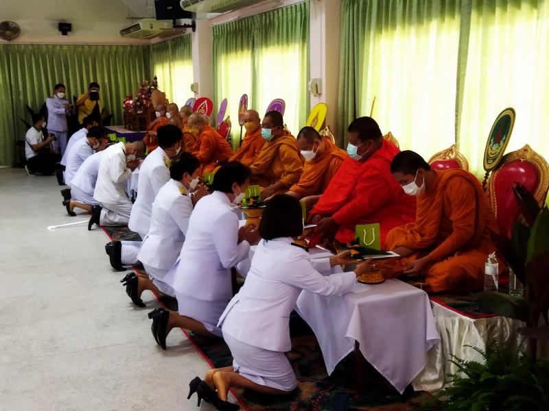 เข้าร่วมพิธีทำบุญตักบาตรถวายเป็นพระราชกุศล ครบรอบ 44 พระชนมพรรษา เนื่องในโอกาสวันเฉลิมพระชนมพรรษา สมเด็จพระนางเจ้าสุทิดา พัชรสุธาพิมลลักษณ พระบรมราชินี
