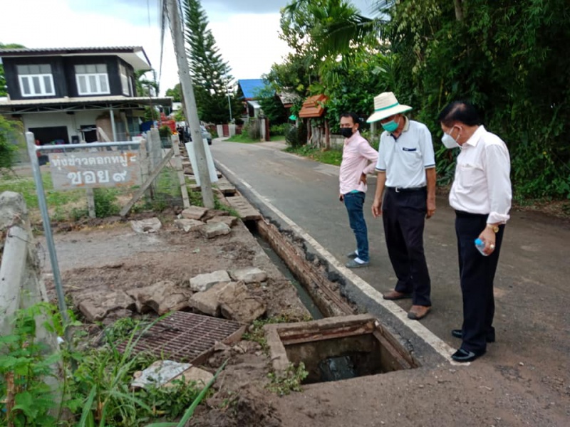 ตรวจสอบและควบคุมงานขุดลอกทางระบายน้ำและตัดกิ่งไม้ หมู่ 8