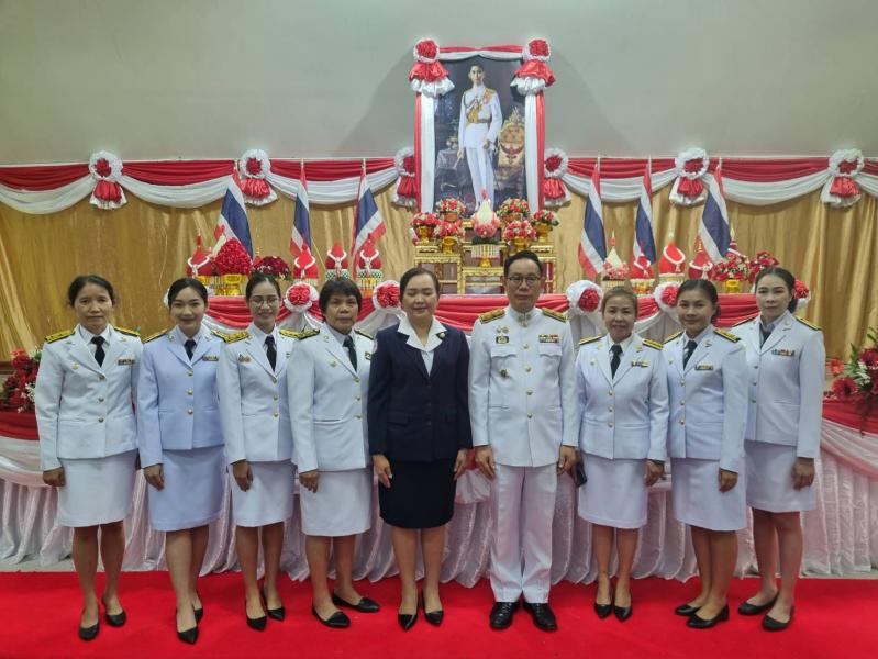 ร่วมพิธีเจริญพุทธมนต์เเละทำบุญตักบาตรพระราชกุศล