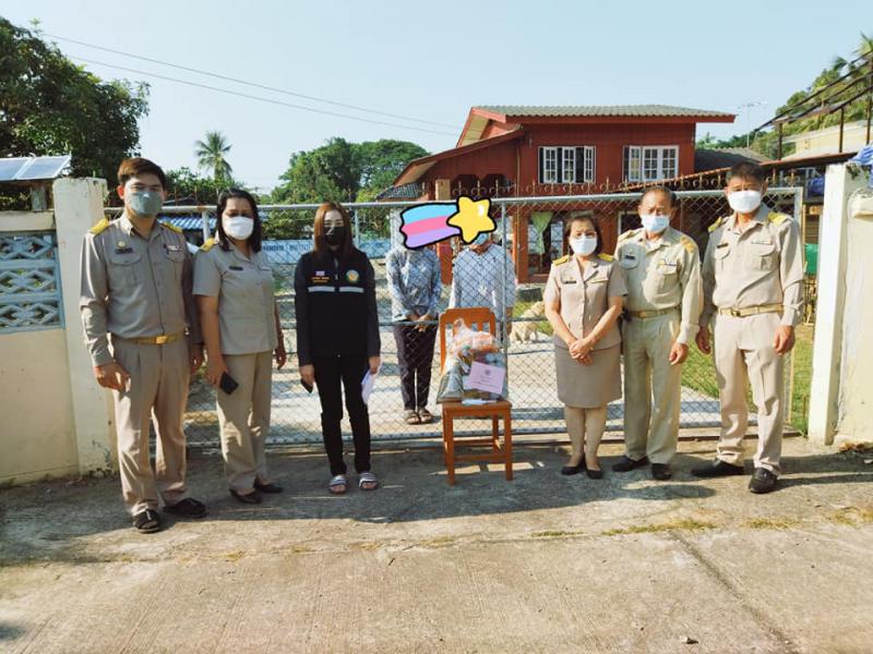 เทศบาลตำบลหนองแหย่งลงพื้นที่ดำเนินการมอบถุงยังชีพให้กับครอบครัวที่เป็นผู้สัมผัสเสี่ยงสูงตามคำสั่งให้กักตัวในพื้นที่ตำบลหนองแหย่ง