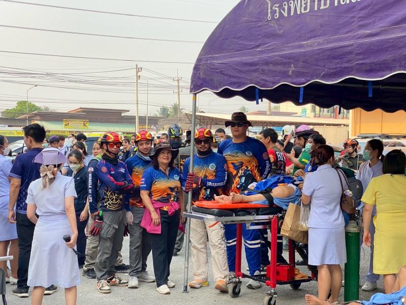 เทศบาลตำบลหนองแหย่ง สนับสนุนรถกู้ชีพและกำลังพลร่วมอพยพผู้ป่วย โรงพยาบาลสันทราย