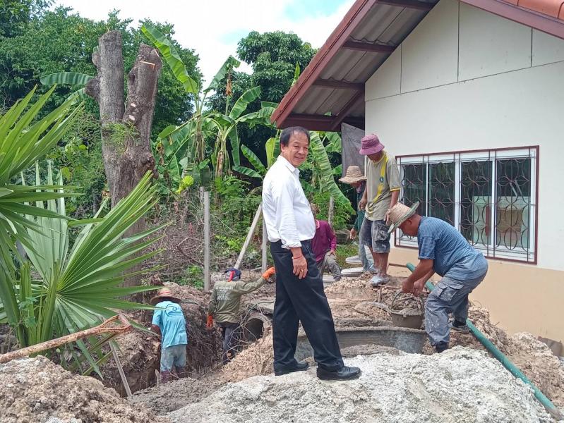 เทศบาลตำบลหนองแหย่ง​​​​​​​ลงพื้นที่ตรวจโครงการก่อสร้างรางระบายน้ำคอนกรีตเสริมเหล็ก ม.4 (ภายในสำนักงานเทศบาล)
