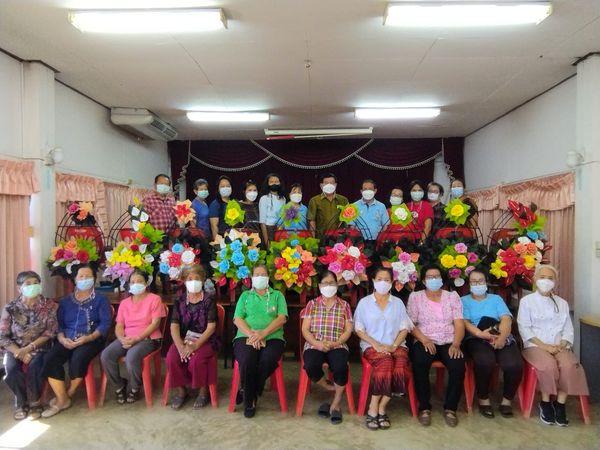 เดินทางไปตรวจเยี่ยม และร่วมปิดกิจกรรม ในการประดิษฐ์พวงหรีด ของชมรมผู้สูงอายุตำบลหนองแหย่ง ระหว่างวันที่ 15 - 17 สิงหาคม 2565
