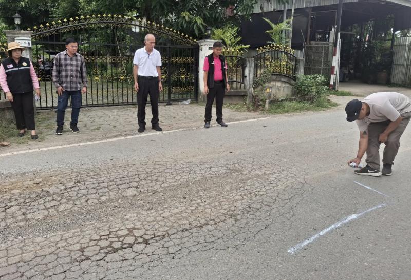 เทศบาลตำบลหนองแหย่งลงพื้นที่ตรวจสอบผิวถนนทรุดตัว