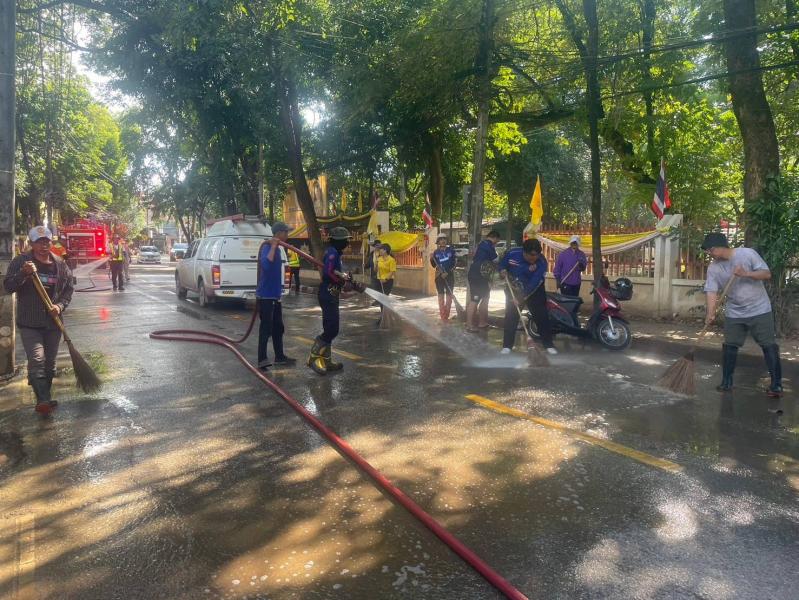 ​​​​​​​เทศบาลตำบลหนองแหย่งเข้าพื้นที่สนับสนุนหลังเหตุอุทกภัยในพื้นที่ ถนน เจริญประเทศ