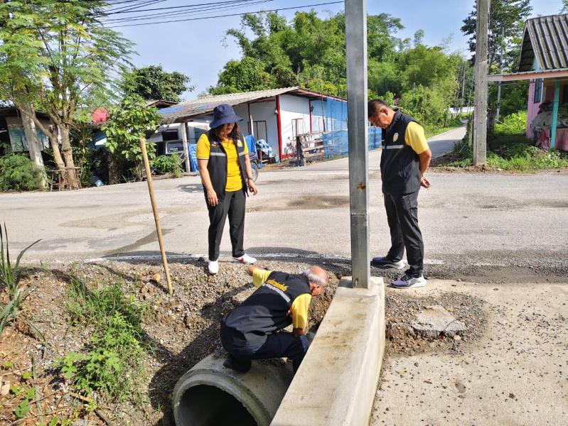 ลงพื้นที่ตรวจสอบฝารางระบายน้ำทิ้งที่ชำรุด  หมู่ที่ 4 ทุ่งข้าวตอก