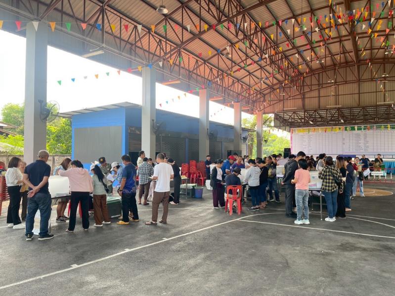 ส่งมอบบัตรเลือกตั้งและอุปกรณ์ประจำหน่วยเลือกตั้งให้แก่คณะกรรมการประจำหน่วยเลือกตั้ง (กปน.) ทั้ง 12 หน่วยเลือกตั้ง