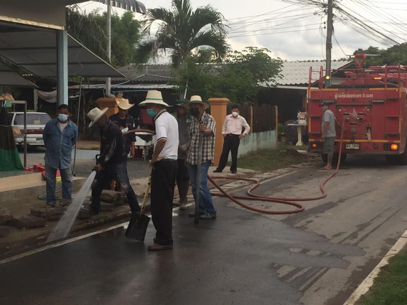 ตรวจสอบและเก็บงานขุดลอกทางระบายน้ำ หมู่ที่ 8