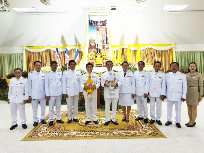  เข้าร่วมประกอบพิธีถวายเครื่องราชสักการะ และวางพานพุ่ม