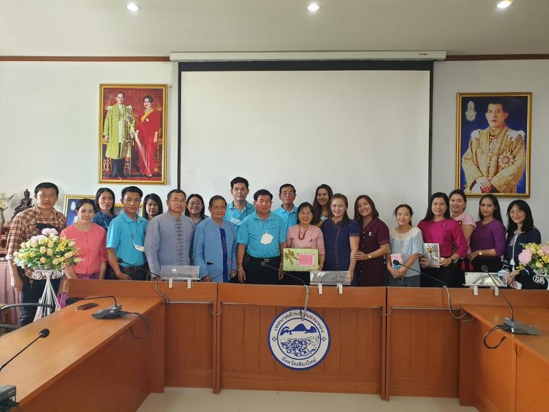 ร่วมอวยพรและมอบของที่ระลึกพร้อมเลี้ยงส่งเพื่อแสดงความยินดี