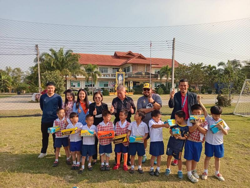 ร่วมสนับสนุนรองเท้านักกีฬาฟุตบอลโรงเรียนอนุบาลตำบลหนองแหย่ง