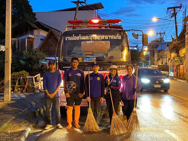 เทศบาลตำบลหนองแหย่ง​​​​​​​เข้าพื้นที่สนับสนุนหลังเหตุอุทกภัย ในพื้นที่ ถนน ช่างม่อยตัดใหม่  