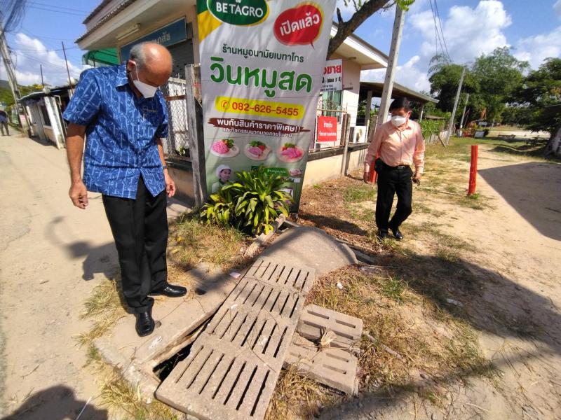  ลงพื้นที่ตรวจสอบฝาท่อระบายน้ำทิ้งชำรุดเพื่อทำการปรับปรุง ซ่อมแซม เพื่อความปลอดภัยของชุมชนในพื้นที่ บริเวณตลาดบ้านทุ่งข้าวตอกใหม่ หมู่ที่ 8