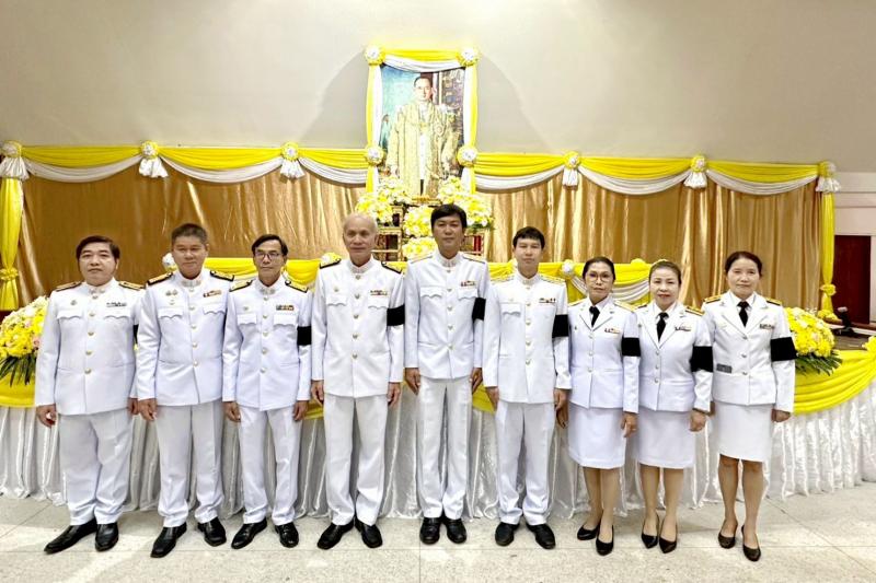 เข้าร่วมพิธี ทำบุญตักบาตร วางพานพุ่มและ ถวายบังคม เนื่องในวันคล้ายวันพระบรมราชสมภพพระบาทสมเด็จพระบรมชนกาธิเบศร มหาภูมิพลอุดลยเดชมหาราชบรมนาถบพิตร