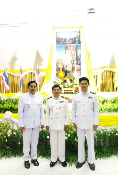 เทศบาลตำบลหนองแหย่ง เข้าร่วมประกอบพิธีทำบุญตักบาตร ร่วมเป็นเจ้าภาพทอดผ้าไตร แด่พระสงฆ์เนื่องในโอกาสวันเฉลิมพระชนมพรรษา พระบาทสมเด็จพระเจ้าอยู่หัว
