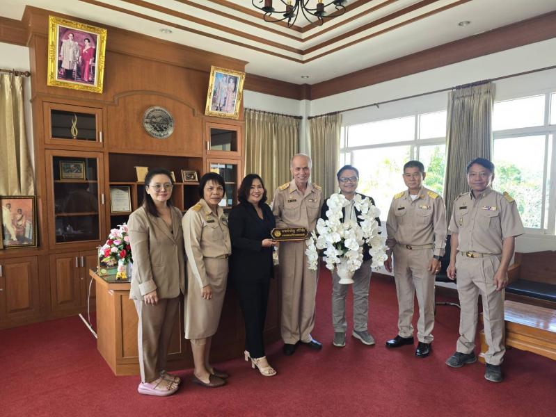 นายเทิดเกียรติ สายบุญ ผู้อำนวยการกองช่าง เทศบาลตำบลทุ่งช้าง ร่วมแสดงความยินดีนายกเทศมนตรีตำบลหนองแหย่ง