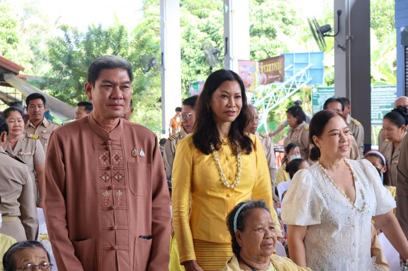 เข้าร่วมโครงการมอบถุงยังชีพ ด้วยรักและห่วงใย และพิธีสระเกล้าดำหัว