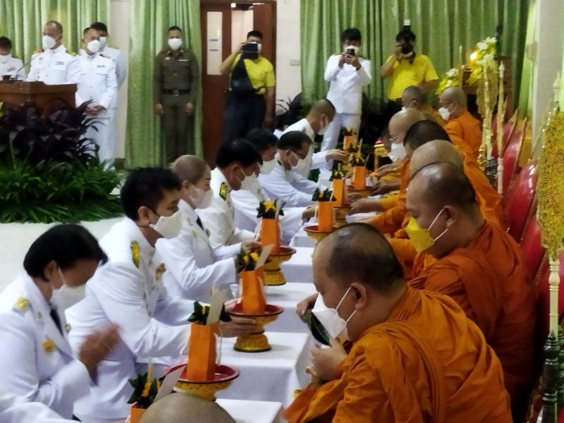 เข้าร่วมประกอบพิธีทำบุญตักบาตร ร่วมเป็นเจ้าภาพถวายจตุปัจจัย ไทยธรรม แด่พระสงฆ์ เพื่อถวายเป็นพระราชกุศล เนื่องในโอกาสวันเฉลิมพระชนมพรรษา พระบาทสมเด็จพระปรเมนทรรามาธิบดีศรีสินทรมหาวชิรา