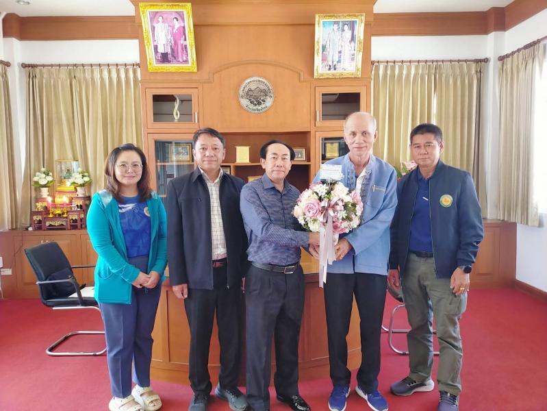 นายประเวทย์ สันยาย ผู้จัดการสมาคมฌาปนกิจสงเคราะห์สหกรณ์ออมทรัพย์ครูภาคเหนือ ร่วมแสดงความยินดี