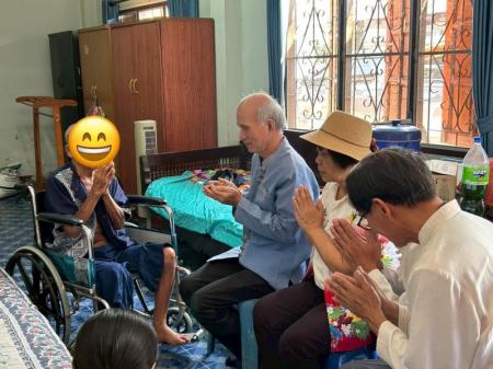 ลงพื้นที่รดน้ำดำหัวผู้สูงอุายที่ป่วยติดเตียงตำบลหนองแหย่ง เนื่องในเทศกาลสงกรานต์ ปี 2569